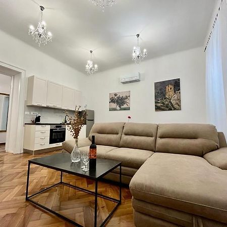 Lux Apartmans Pola Esterno foto