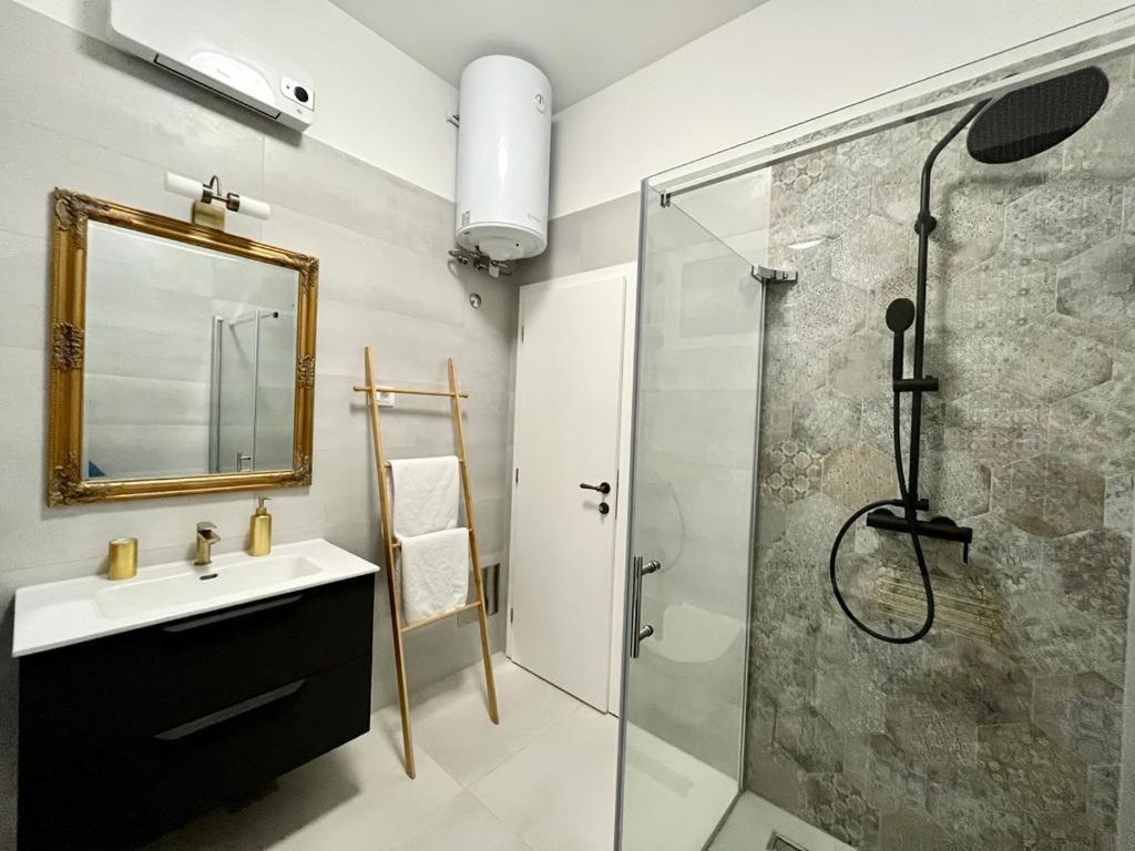 Lux Apartmans Pola Esterno foto